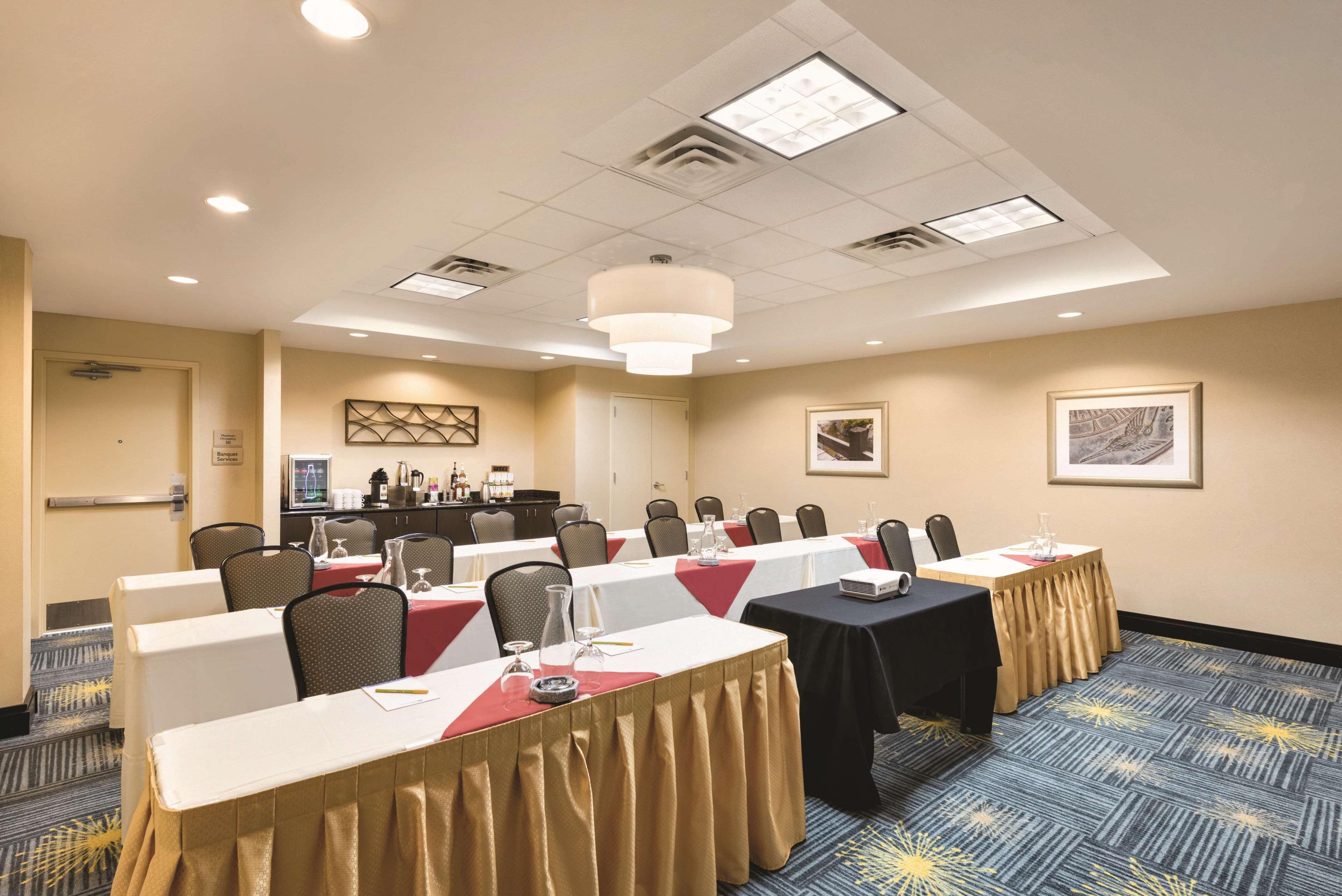 Hilton Garden Inn Fargo Esterno foto