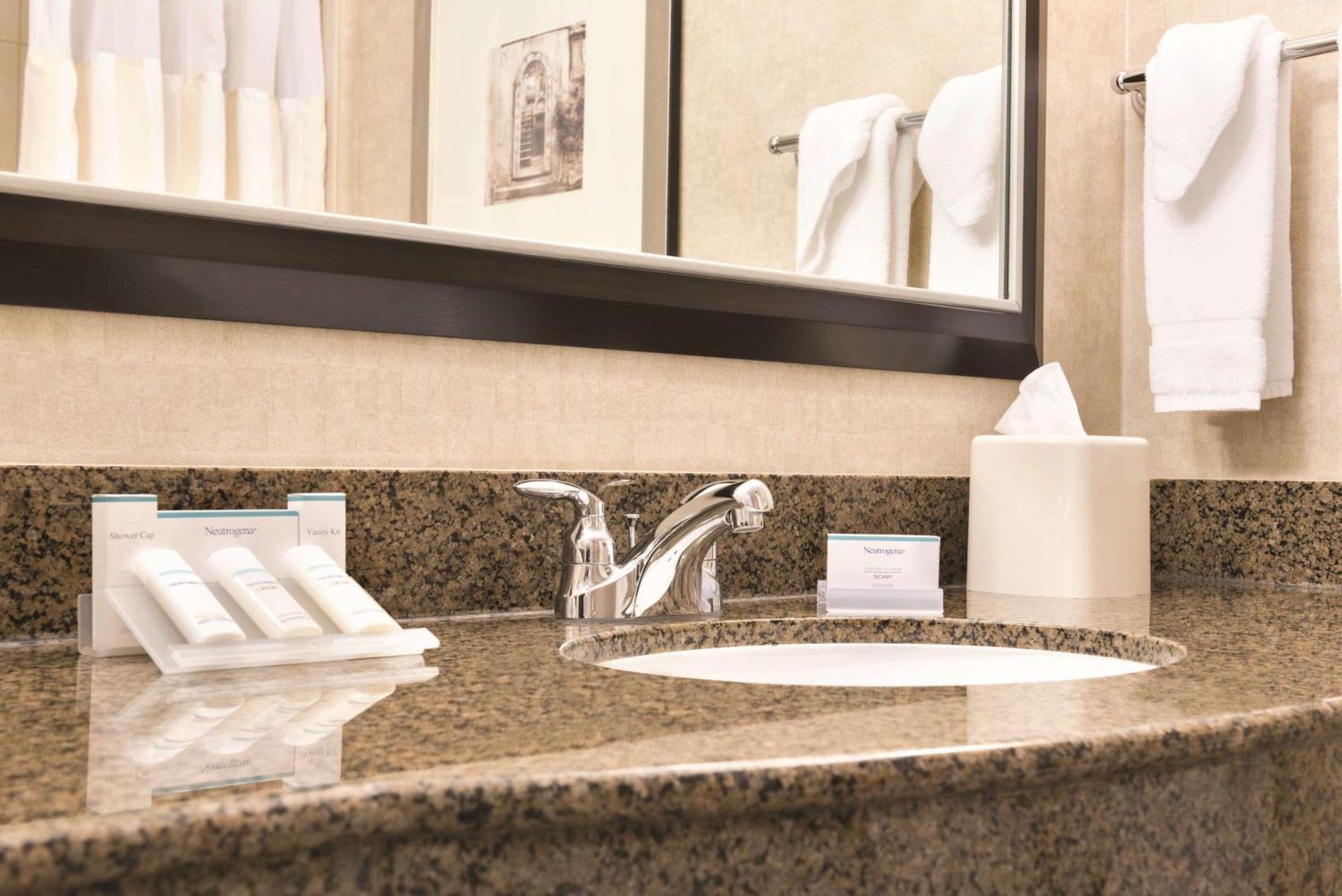 Hilton Garden Inn Fargo Esterno foto